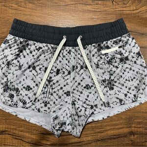 Vuori Clementine Women's Performance Shorts 
Size Small, Blue and Grey